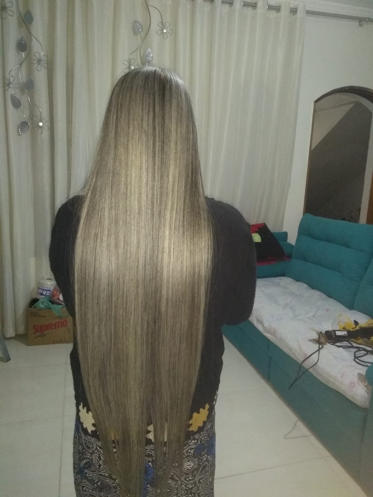 Antes e depois: cabelo grisalho e crespo alisado