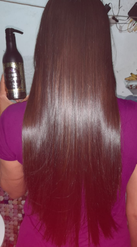 Cabelo longo liso e brilhante após aplicação