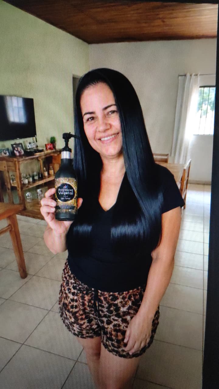 Cabelo longo e brilhante depois da Progressiva Vegetal