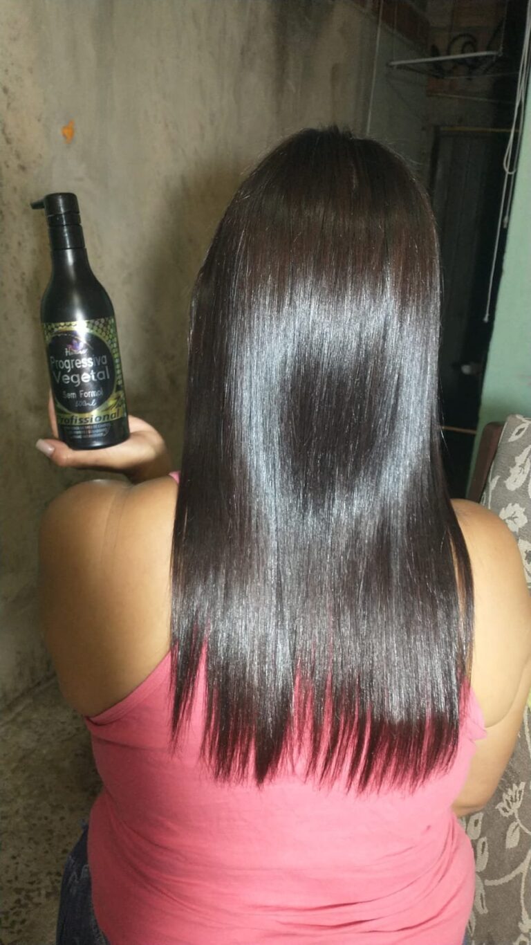 Cliente exibindo o cabelo liso e brilhante após a Progressiva Vegetal